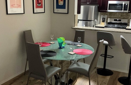 Westwood Apartamento | Cozy 2-bedroom apartment in charming Westwood Village with WiFi, fitness room