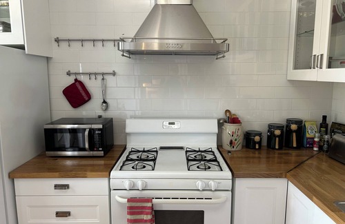 Riverwest Apartamento | Cozy 2-bedroom apartment in fabulous Riverwest MKE with AC, WiFi, Garage