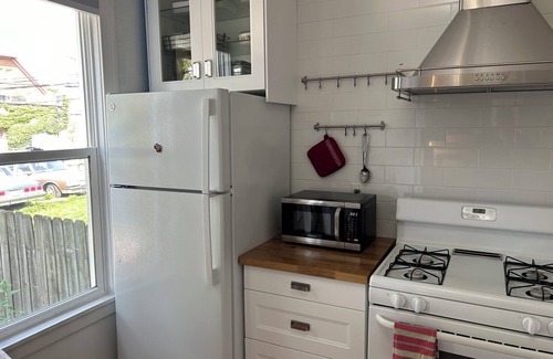 Riverwest Apartamento | Cozy 2-bedroom apartment in fabulous Riverwest MKE with AC, WiFi, Garage
