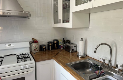 Riverwest Apartamento | Cozy 2-bedroom apartment in fabulous Riverwest MKE with AC, WiFi, Garage