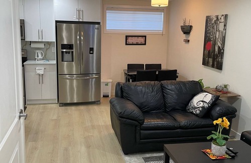 Cranston Apartamento | Cozy 2 bedroom apartment in SE Calgary. Close to YMCA and hospital