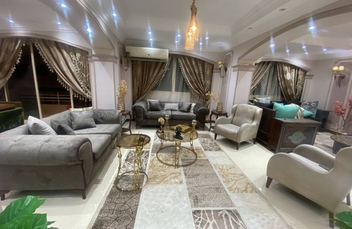 Zamalek Apartamento | Cozy 2-bedroom apartment in brilliant Zamalek with WiFi, AC
