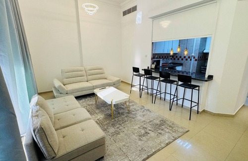 Al Sufouh 2 Apartamento | Cozy 2-bedroom apartment in brilliant Dubai with Garden Balcony, WiFi
