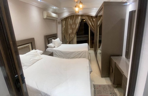 Zamalek Apartamento | Cozy 2-bedroom apartment in brilliant Zamalek with WiFi, AC