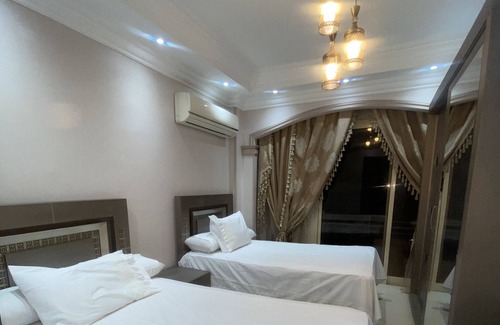 Zamalek Apartamento | Cozy 2-bedroom apartment in brilliant Zamalek with WiFi, AC