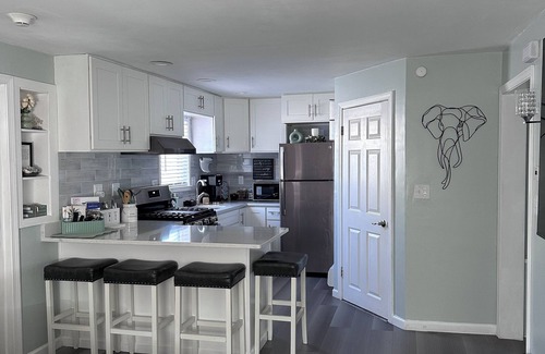 Hyde Park Apartamento | Cozy 2-bedroom apartment in charming Boston with WiFi, AC. Commuter train