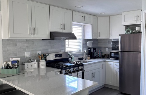 Hyde Park Apartamento | Cozy 2-bedroom apartment in charming Boston with WiFi, AC. Commuter train