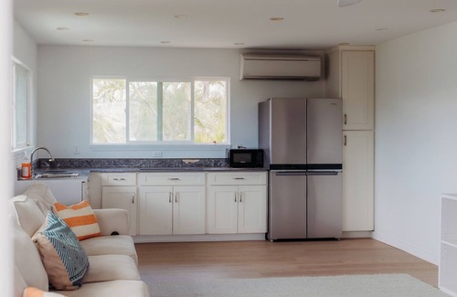 Kalama Tract Apartamento | Cozy 2-bedroom apartment in charming Kailua with AC steps from the beach.