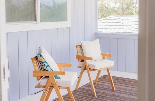Kalama Tract Apartamento | Cozy 2-bedroom apartment in charming Kailua with AC steps from the beach.