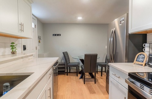 Saugus Apartamento | Cozy 2-bedroom apartment near Boston with free Wi-Fi, parking, laundry & dryer