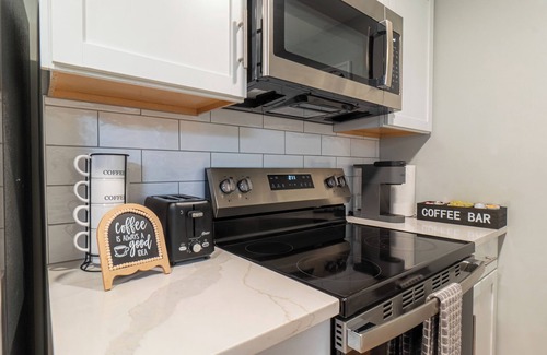 Saugus Apartamento | Cozy 2-bedroom apartment near Boston with free Wi-Fi, parking, laundry & dryer