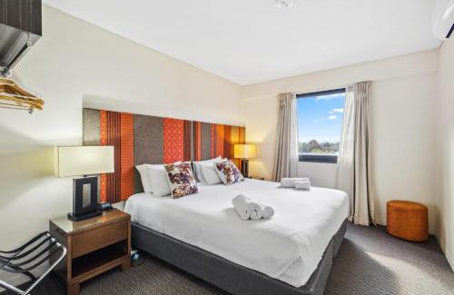 East Perth Apartamento | Cozy 2-Bedroom Apartment with City Views
