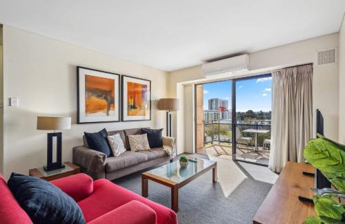 East Perth Apartamento | Cozy 2-Bedroom Apartment with City Views