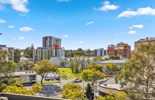 East Perth Apartamento | Cozy 2-Bedroom Apartment with City Views