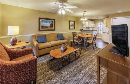 Lee Apartamento | Cozy 2-bedroom apartment with AC, fitness room and WiFi in welcoming Lee