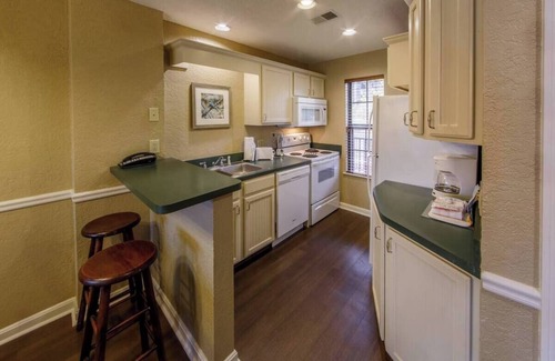 Lee Apartamento | Cozy 2-bedroom apartment with AC, fitness room and WiFi in welcoming Lee