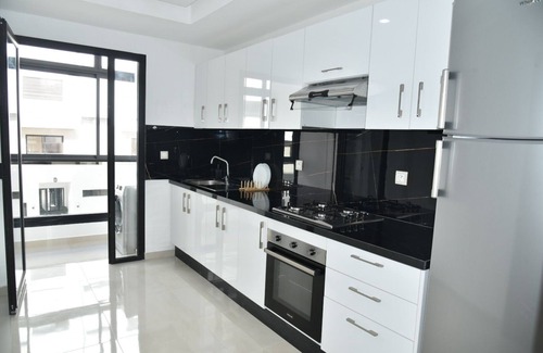 Kenitra Apartamento | Cozy 2 Bedroom apt with Pool View & Gym Access!