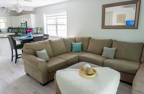 Grace Bay Hills Casa | Cozy 2 bedroom Bungalow located in Grace Bay Area - Monthly rates Available