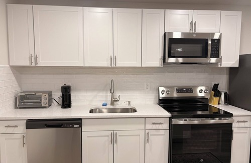 Waldorf Apartamento | Cozy 2-bedroom basement apartment in White Plains with private entrance