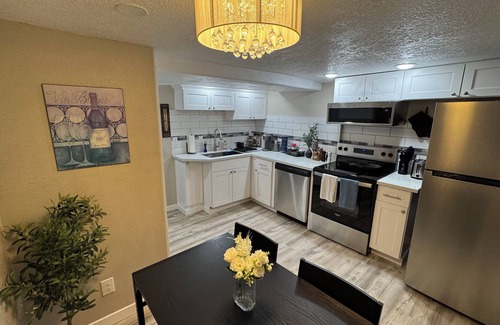 McLoughlin Apartamento | Cozy 2-bedroom basement ADU in charming Oregon City with WiFi & AC