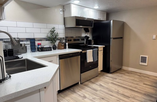 McLoughlin Apartamento | Cozy 2-bedroom basement ADU in charming Oregon City with WiFi & AC