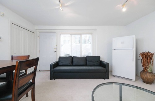 Oakridge Apartamento | Cozy 2-Bedroom Basement Guesthouse with Private Entrance
