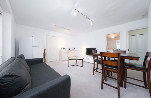 Oakridge Apartamento | Cozy 2-Bedroom Basement Guesthouse with Private Entrance