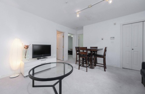 Oakridge Apartamento | Cozy 2-Bedroom Basement Guesthouse with Private Entrance