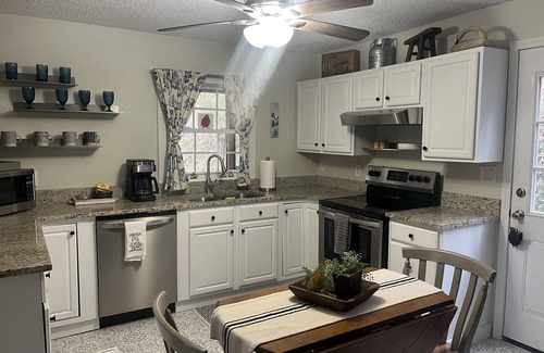 Clayton Casa | Cozy 2-bedroom Bungalow 5 minutes from Downtown