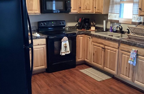 Big Stone City Cabina | Cozy 2-bedroom cabin with WiFi, AC in serene Big Stone City