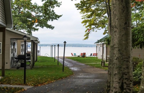 Grayling Cabina | Cozy 2-bedroom cabin with lake view and access.
