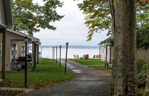 Grayling Cabina | Cozy 2-bedroom cabin with lake view and access.