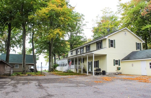 Grayling Cabina | Cozy 2-bedroom cabin with lake view and access.