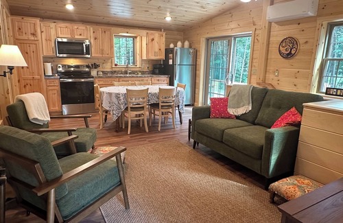 Mount Desert Cabina | Cozy 2-bedroom cabin in the heart of peaceful Somesville, Mount Desert Island.