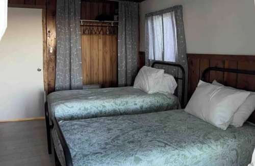 Lyonsville Cabina | Cozy 2-bedroom cabin in enchanting Paynes Creek
