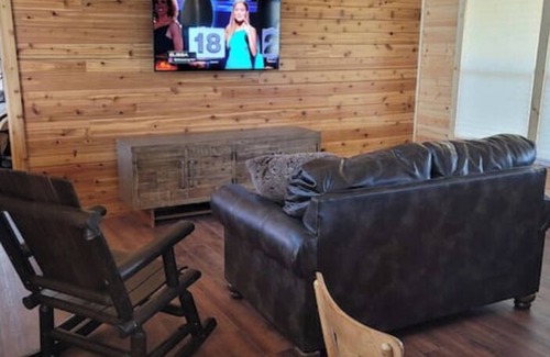Bluff Dale Cabina | Cozy 2 bedroom cabin in peaceful Morgan Mills with Wi-Fi, AC, and amazing view.