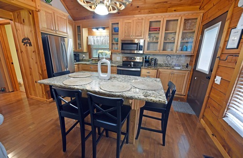 Blairsville Cabina | Cozy 2-bedroom cabin with hot tub & quaint view of horse farm