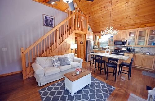 Blairsville Cabina | Cozy 2-bedroom cabin with hot tub & quaint view of horse farm