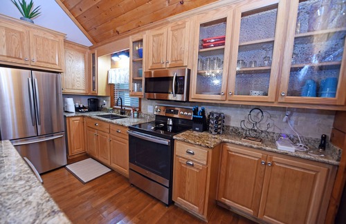 Blairsville Cabina | Cozy 2-bedroom cabin with hot tub & quaint view of horse farm