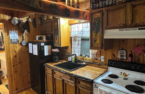 Blairsville Cabina | Cozy 2-bedroom cabin in awesome Blairsville with ac and wifi.