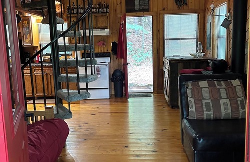 Blairsville Cabina | Cozy 2-bedroom cabin in awesome Blairsville with ac and wifi.