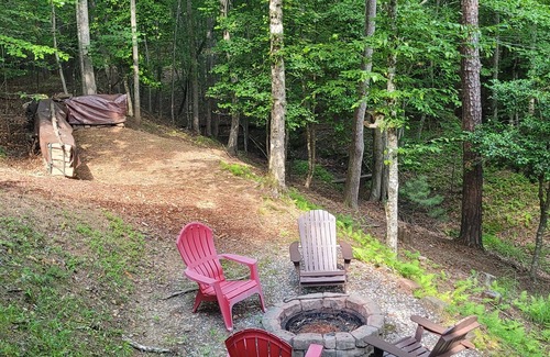Blairsville Cabina | Cozy 2-bedroom cabin in charming Blairsville located in the North GA Mtns.