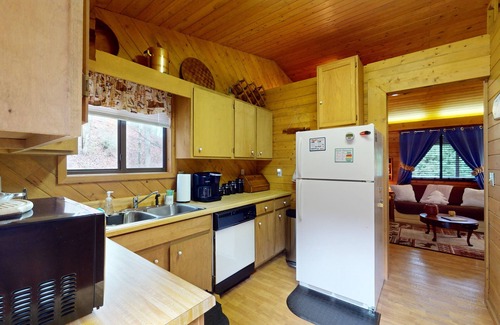 Bryson City Cabina | Cozy 2-bedroom cabin w/ hot tub, bike storage/workshop in beautiful Bryson City!