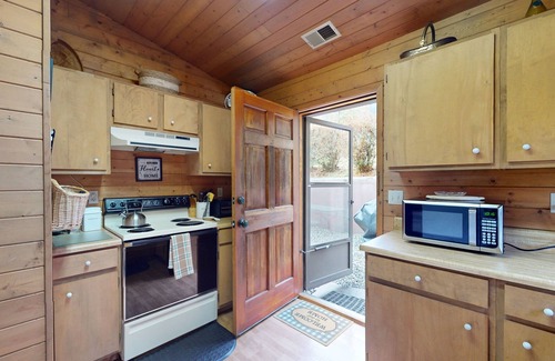 Bryson City Cabina | Cozy 2-bedroom cabin w/ hot tub, bike storage/workshop in beautiful Bryson City!