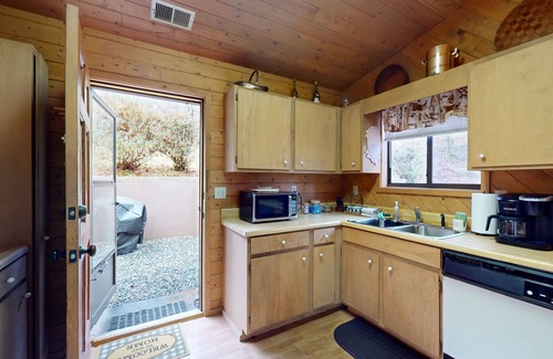 Bryson City Cabina | Cozy 2-bedroom cabin w/ hot tub, bike storage/workshop in beautiful Bryson City!