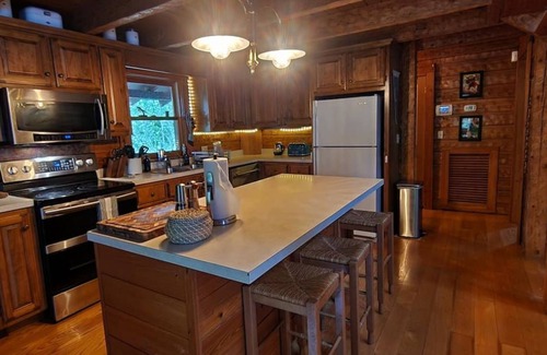 New Concord Cabina | Cozy 2-bedroom cabin within National Park with stunning lake view!