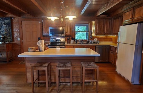 New Concord Cabina | Cozy 2-bedroom cabin within National Park with stunning lake view!