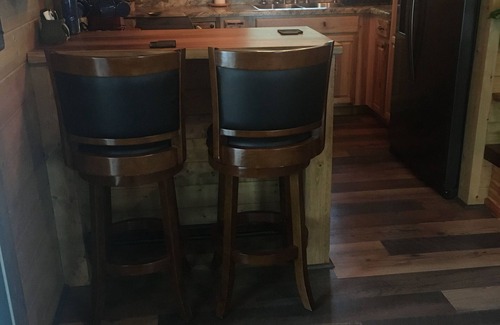 Whittier Cabina | Cozy 2-bedroom cabin in charming Whittier with WiFi, AC