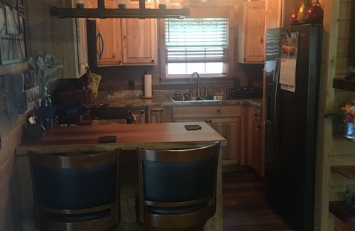 Whittier Cabina | Cozy 2-bedroom cabin in charming Whittier with WiFi, AC