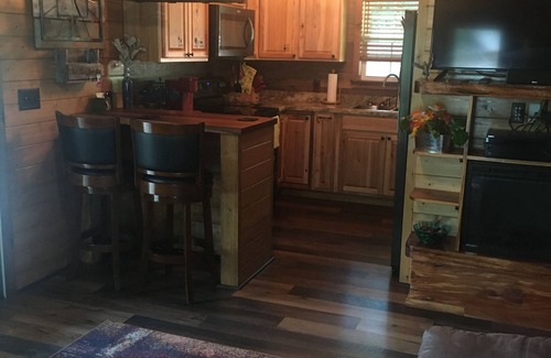 Whittier Cabina | Cozy 2-bedroom cabin in charming Whittier with WiFi, AC